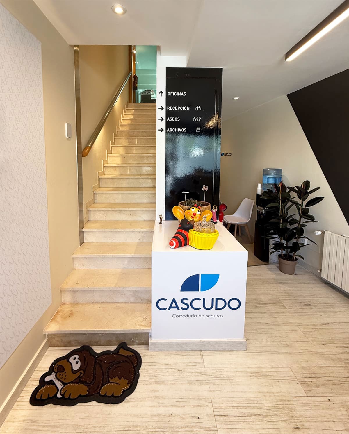 Escalera y recepción de AE Asesores en Melide