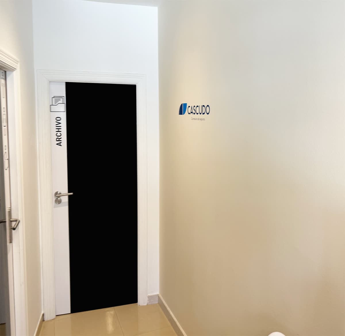 Pasillo de oficinas de AE Asesores en Melide